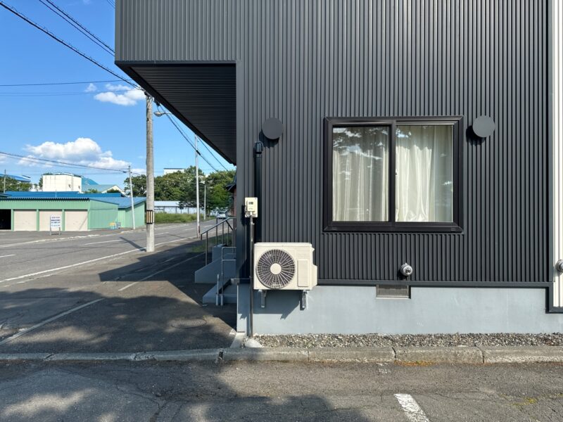 完成　研修センター西面外部　室外機設置
