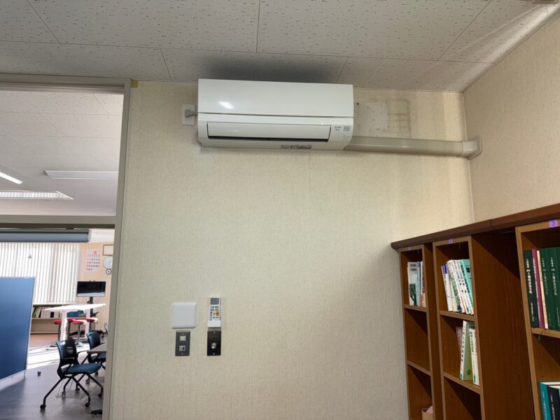 完成　執務室内打合室　エアコン室内機